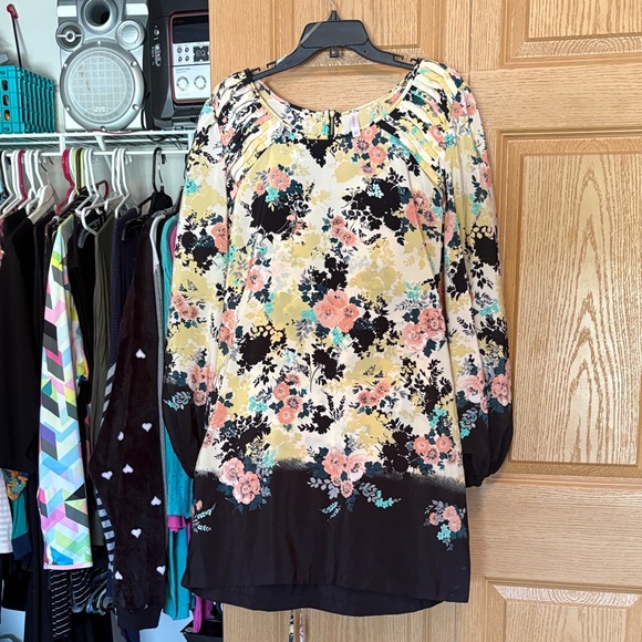 Dresses & Skirts - Floral Long Sleeve Dress